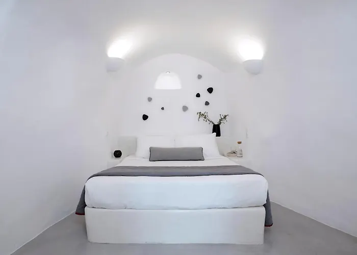 Deluxe 1 Bedroom Cave Outdoor Hot Tub Santorini *