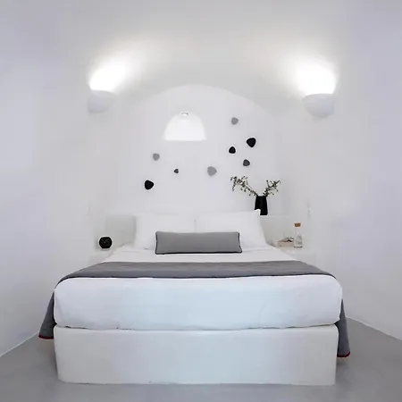 Deluxe 1 Bedroom Cave Outdoor Hot Tub Santorini *